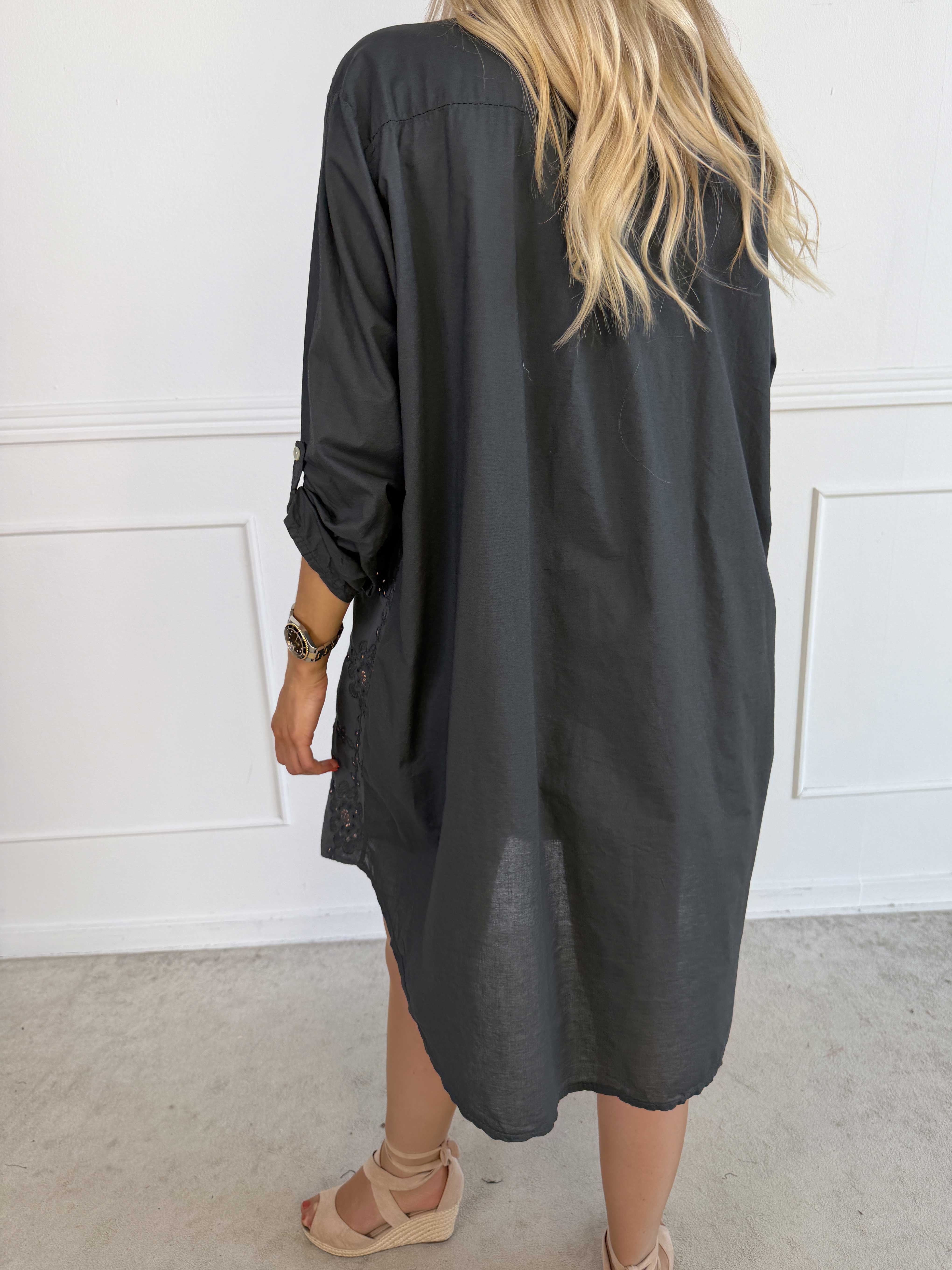 Emerson - Skjortekjole i bomuld med broderet mønster og pailletter